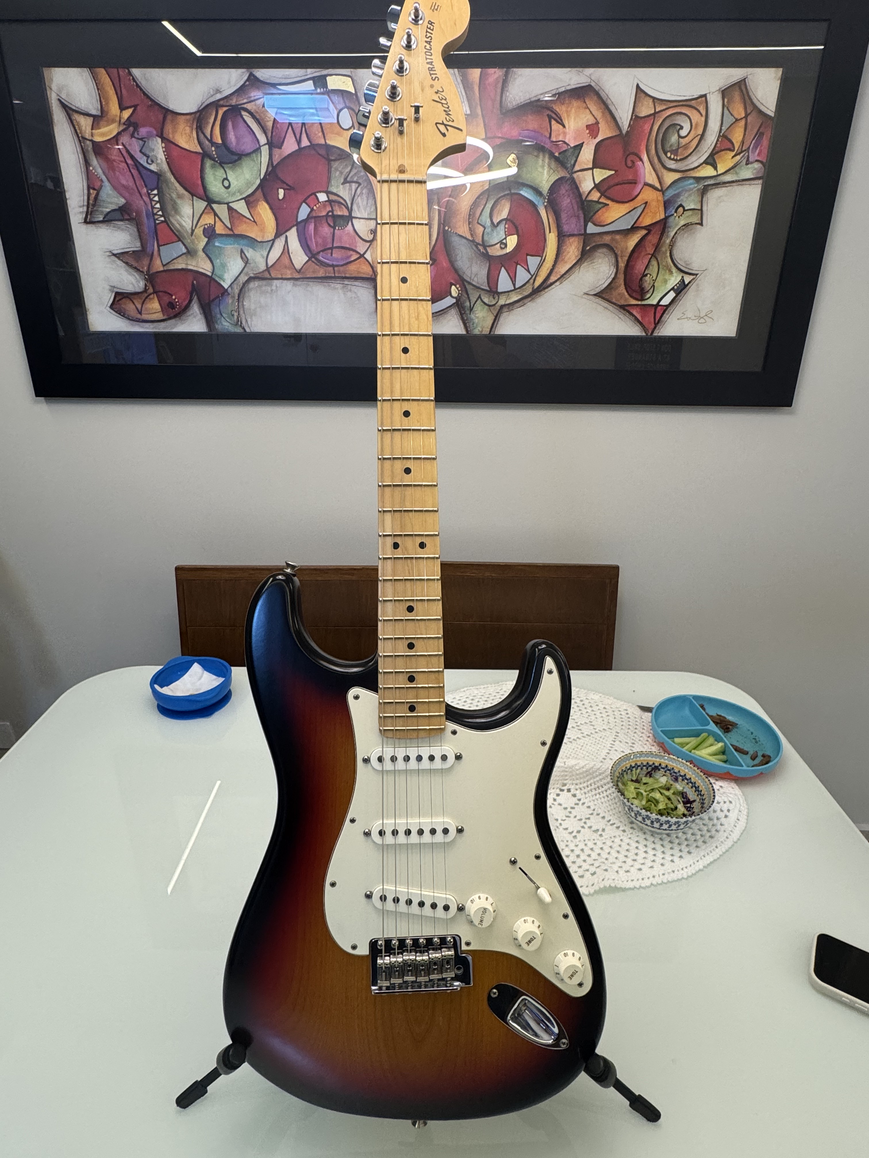 Vista frontal completa da Fender Highway One Stratocaster em suporte