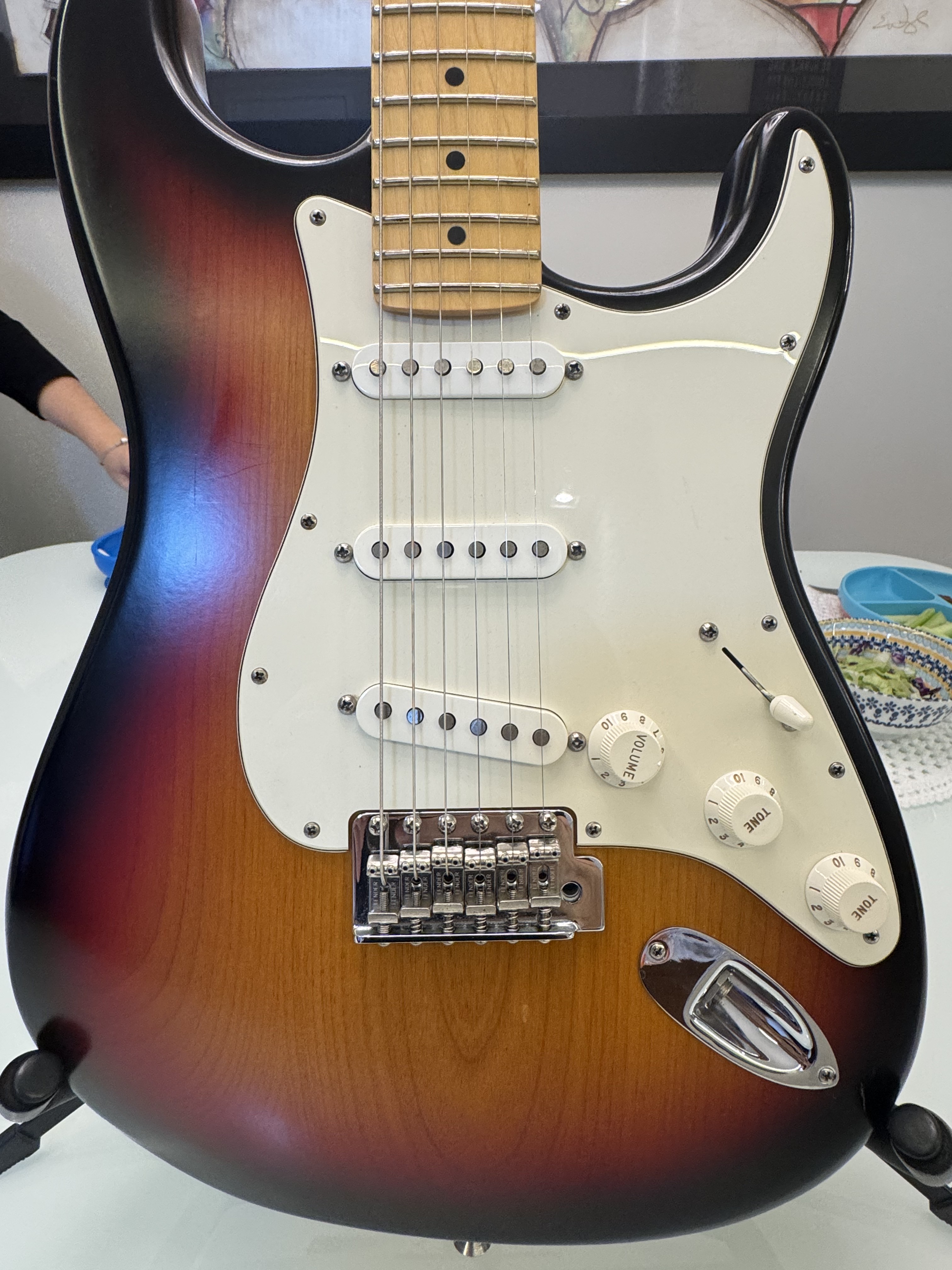 Detalhe frontal do corpo sunburst, captadores e ponte