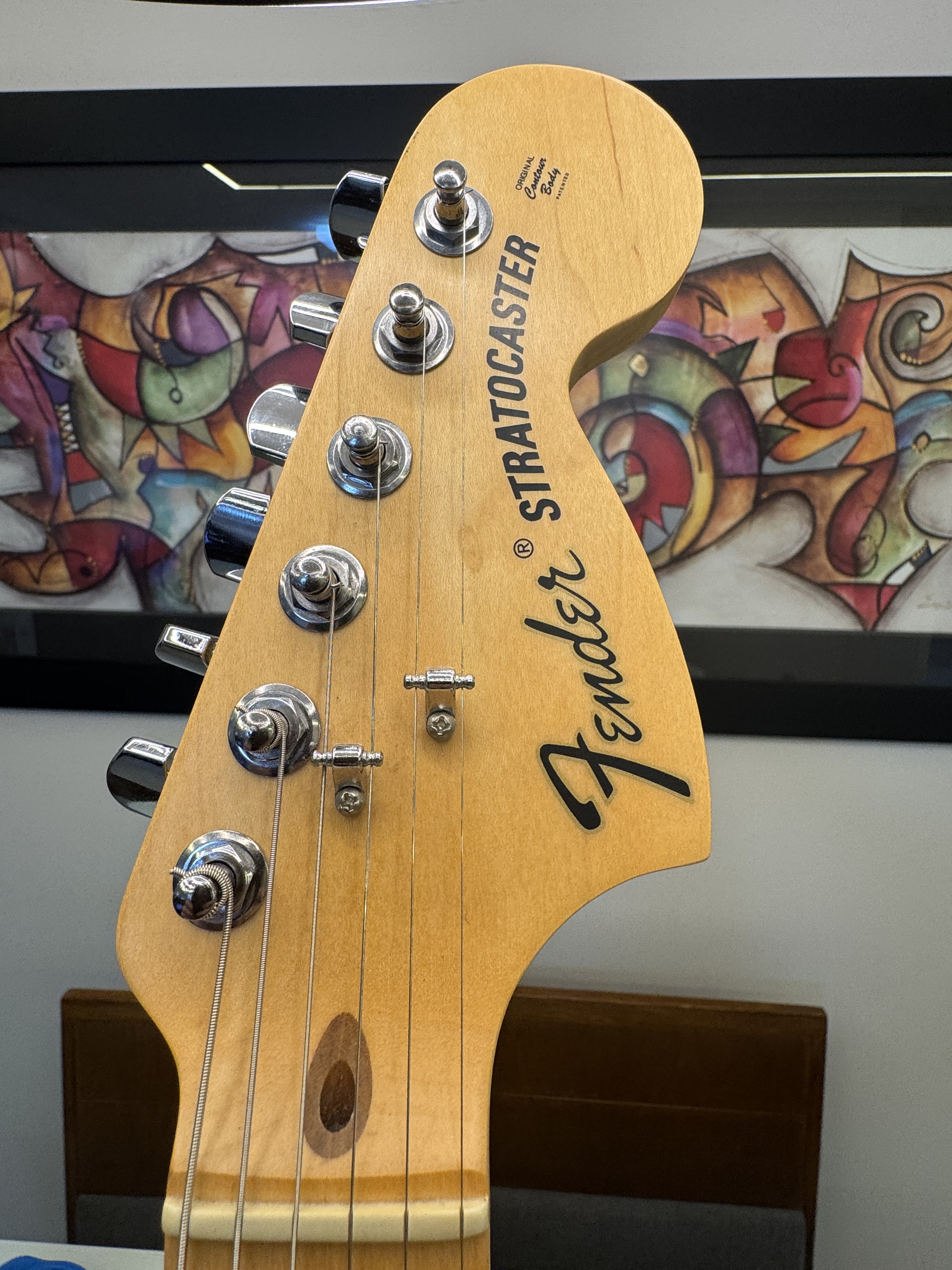 Detalhe frontal do headstock Fender