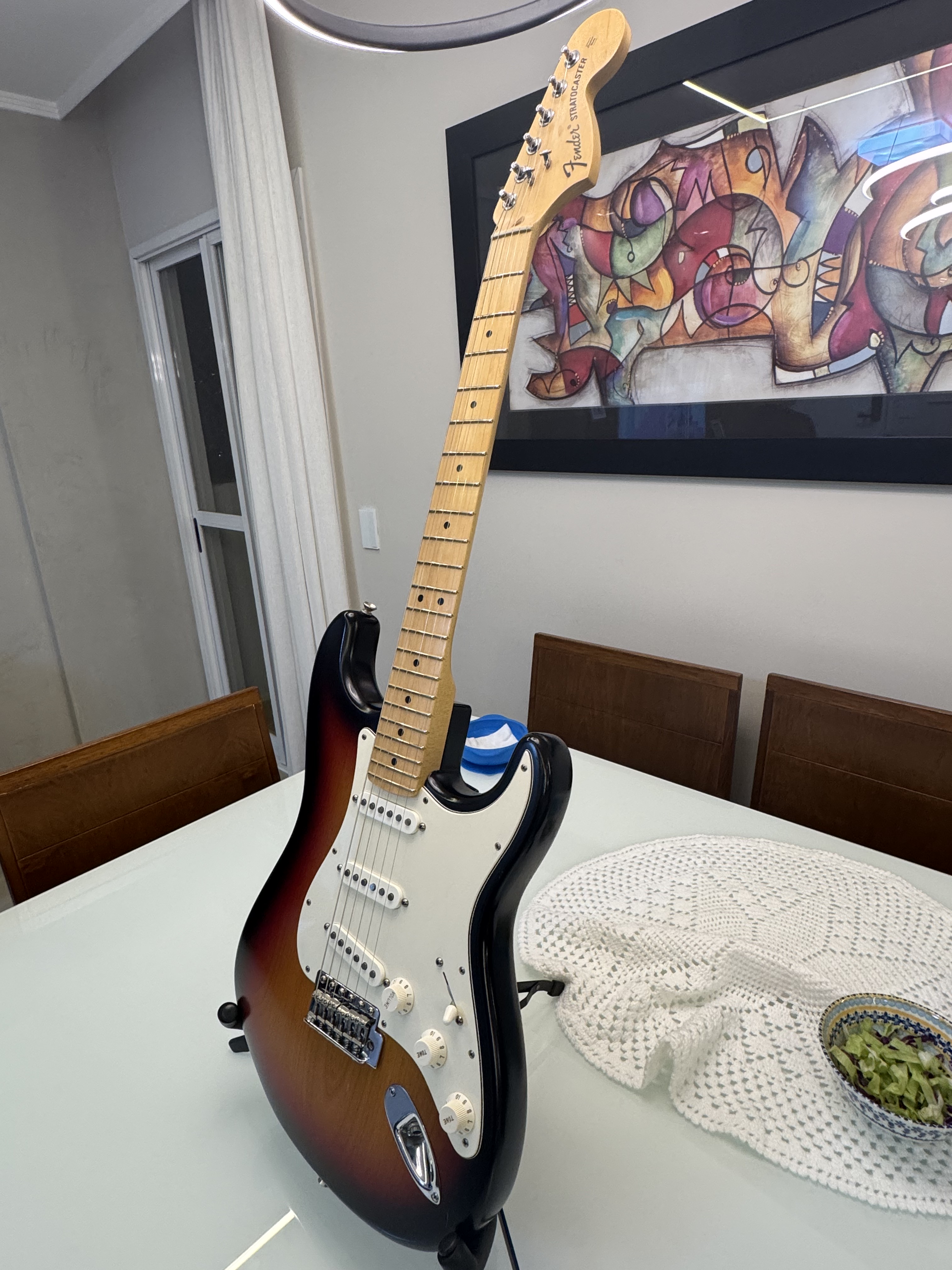Vista em três quartos da guitarra